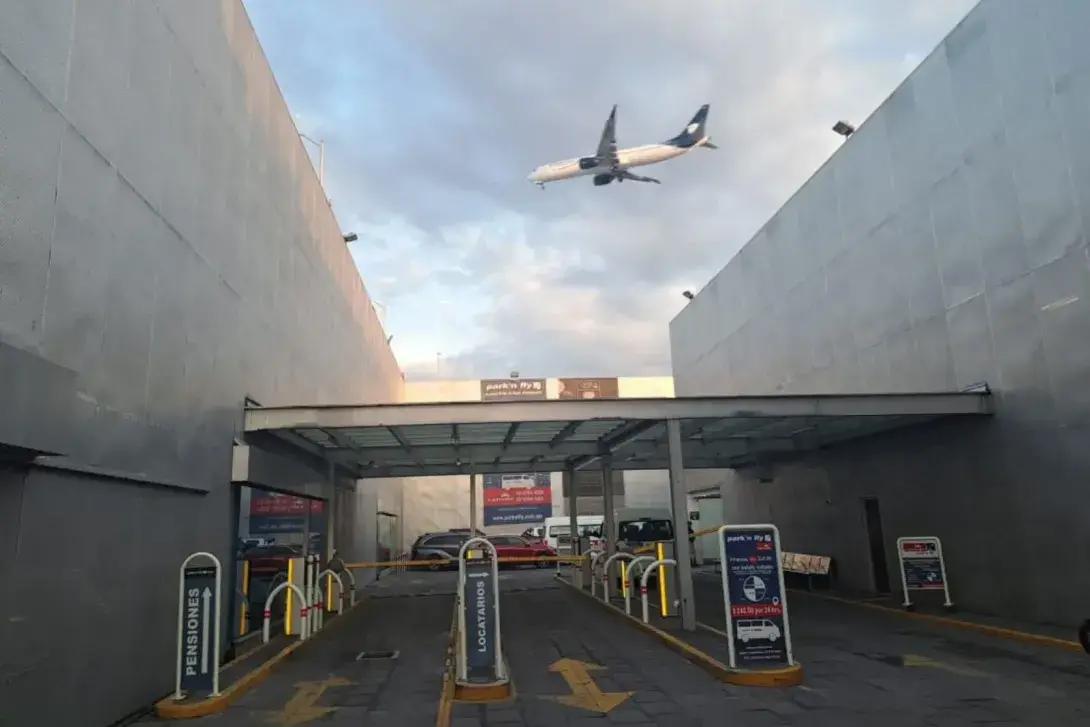 Ingreso al estacionamiento Park'n Fly en cercanias al aeropuerto Benito Juarez
